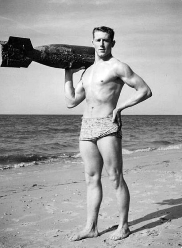 Bărbat care ridică o bombă neexplodată