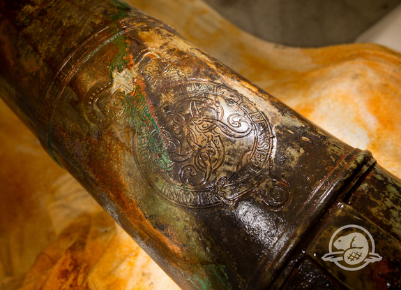 Ștampilă pe un tun de pe nava HMS Erebus cu inițialele „GR” înconjurat de motto-ul „HONI OSIM QUI MAL Y Pense”, iar deasupra cu o coroană. Acesta a fost cifrul regelui George III.