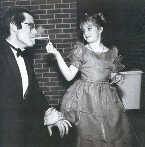 drew-barrymore-il-ajuta-pe-stephen-king-sa-aprinda-tigara