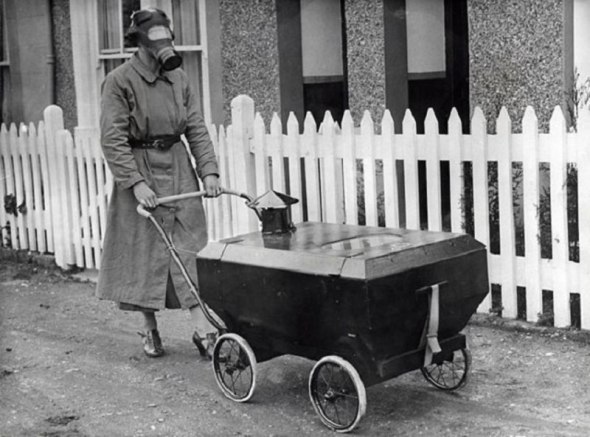 Femeie cu un cărucior anti-gaze, Anglia, 1938